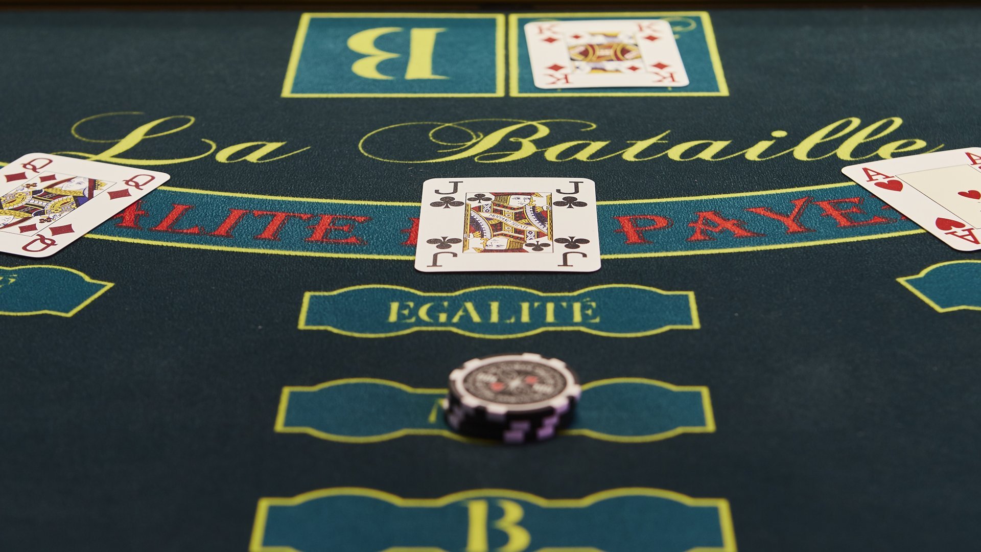 Table de Black Jack avec cartes et jetons prête pour une partie dans l’espace jeux du casino